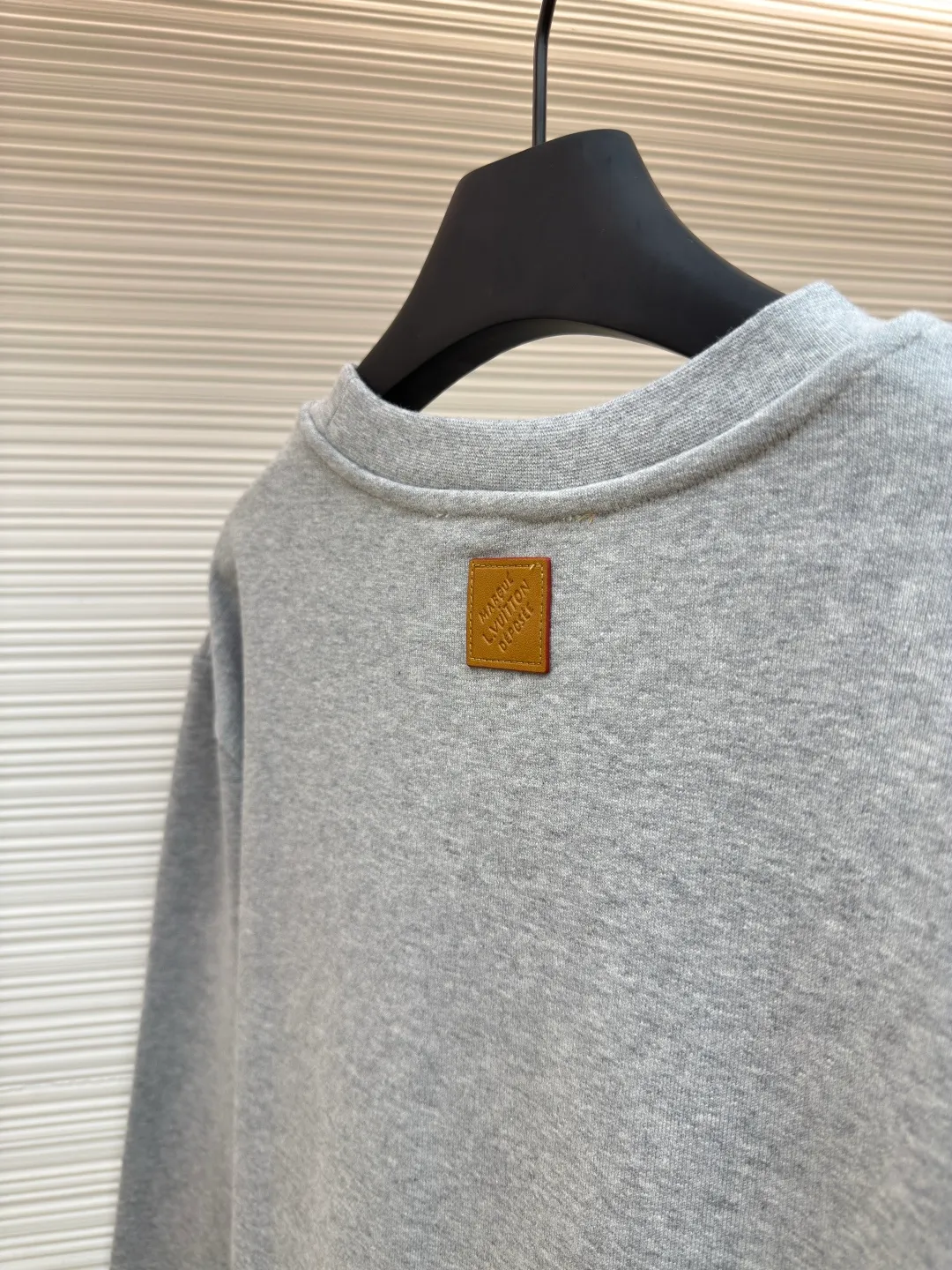 LOUIS VUITTON fishing embroidered round neck sweatshirt ●Authentic product: purchased and developed by 11599 ●Item number: 1680323-B15 ●Fabric: pure cotton fish scale base fabric ●Technology: embroidery production ●Version: fitted version ●Weight: about 625 grams ●Size: XS-S-M-L ●Description: The fabric is made of 16S double yarn + 10S fish scale bottom brushed fabric, 380g, with 21S double yarn rib fabric, 470g. The terry terry sweatshirt is composed of a veil, binding yarn and base yarn. Taking into account both breathability and comfort, the overall design is light, comfortable and has a good silhouette. It is characterized by soft feel, solid texture, and excellent extensibility, elasticity, wrinkle resistance, and moisture absorption. The unique suede effect increases the softness and elasticity of the printing surface, and also makes the colors more vivid and layered. Drying and fixing are done through processes such as specific heating or UV curing. Make sure that the foaming pulp is tightly combined with the fabric to form a strong and elastic film. Enhance the tactility and volume of patterns, especially suitable for expressing elements such as branches, borders, letters, etc. Fix cotton rope, hemp rope or ribbon on the fabric and form rough three-dimensional lines by winding, knotting or sewing, suitable for outlining outlines or filling geometric areas. It adopts a loose design, whether it is the shoulders, chest or length, it is made to extend the version design. The collar, cuffs, hem and other parts are all made of exquisite sewing technology, making the sweatshirt more three-dimensional and textured. At the same time, the cut of the body has been carefully adjusted to ensure a good fit without being tight. The overall wiring is straight and delicate, the fabric is comfortable and soft, and the color is consistent without color difference. It can be matched with the same style to create a fashionable look and control various occasions. Customized accessories, complete with three standards, same style for men and women!